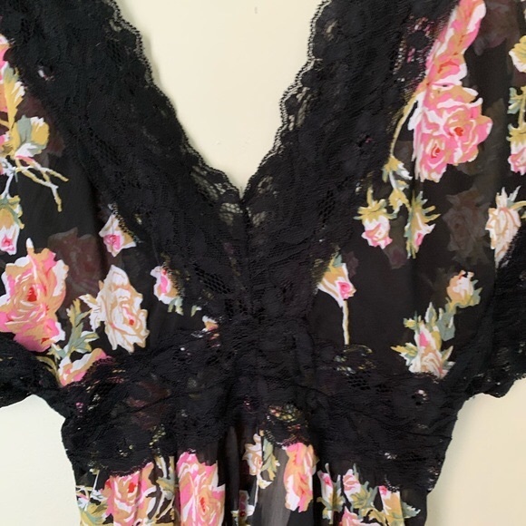 Seductions XS deep V floral lace top - Picture 10 of 11